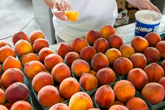Fresh peaches on display at a market, ideal for a health-boosting fruit guide.