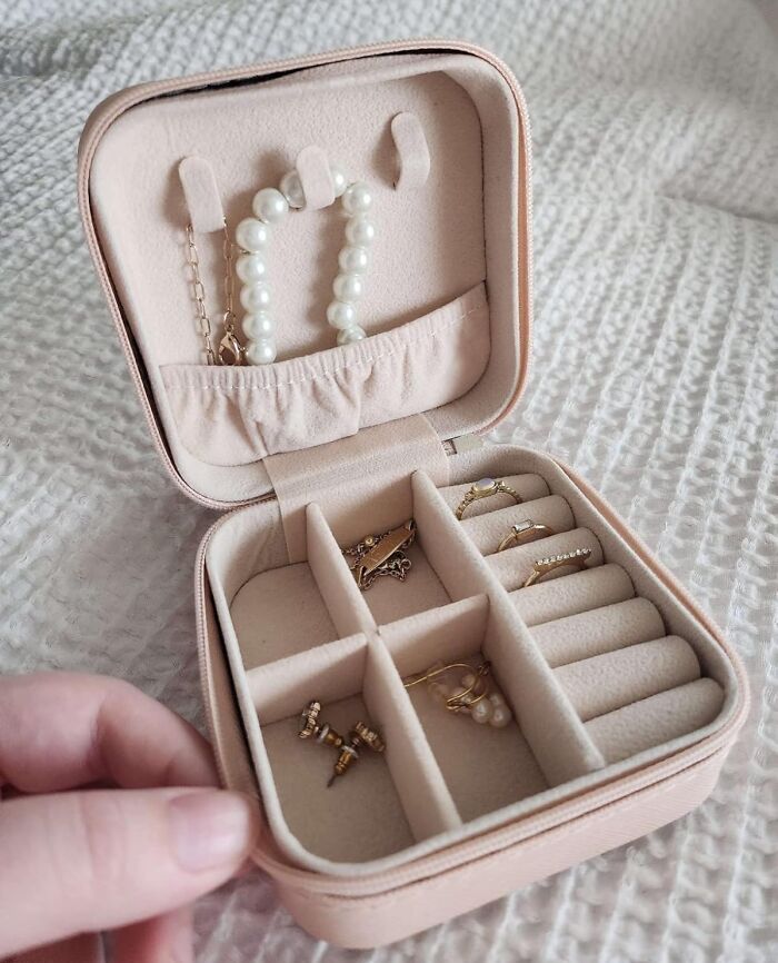 Jewelry organizer with compartments, essential item to avoid common travel mistakes.