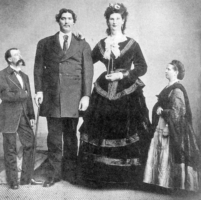 Victorian-era people posing for a photo, showcasing a remarkable height difference, illustrating interesting facts.