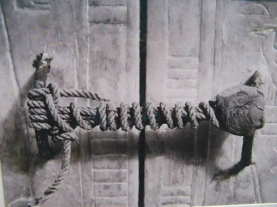 Ancient Egyptian door lock mechanism with intricate rope design, showcasing historical craftsmanship.