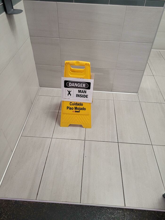 Este es el cartel que pone mi gimnasio cuando los conserjes limpian los vestuarios femeninos