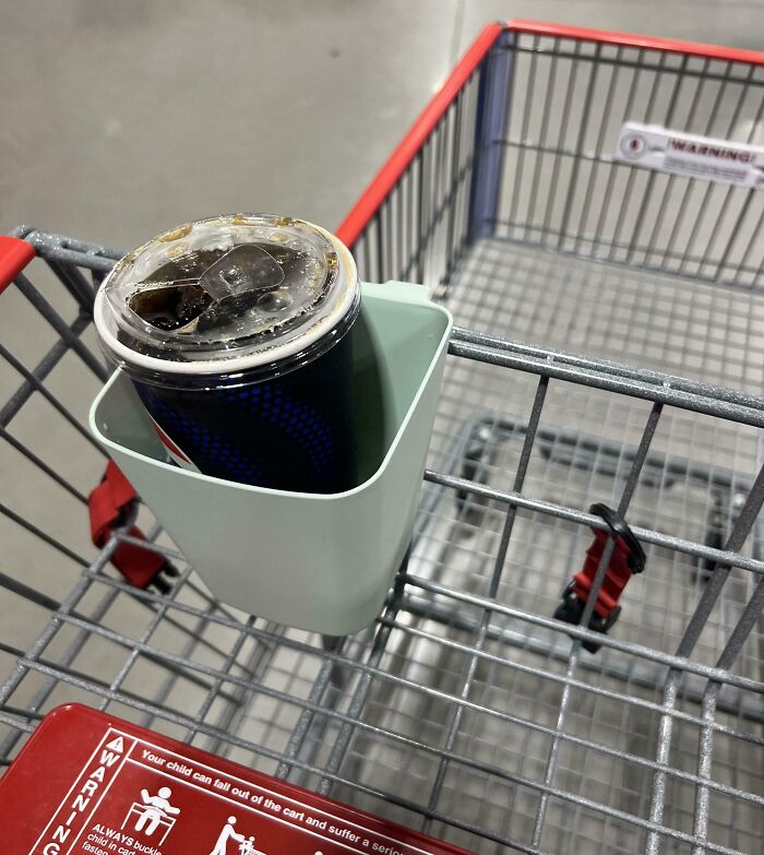 Cup holder hack in shopping cart for convenient grocery-shopping-hacks.