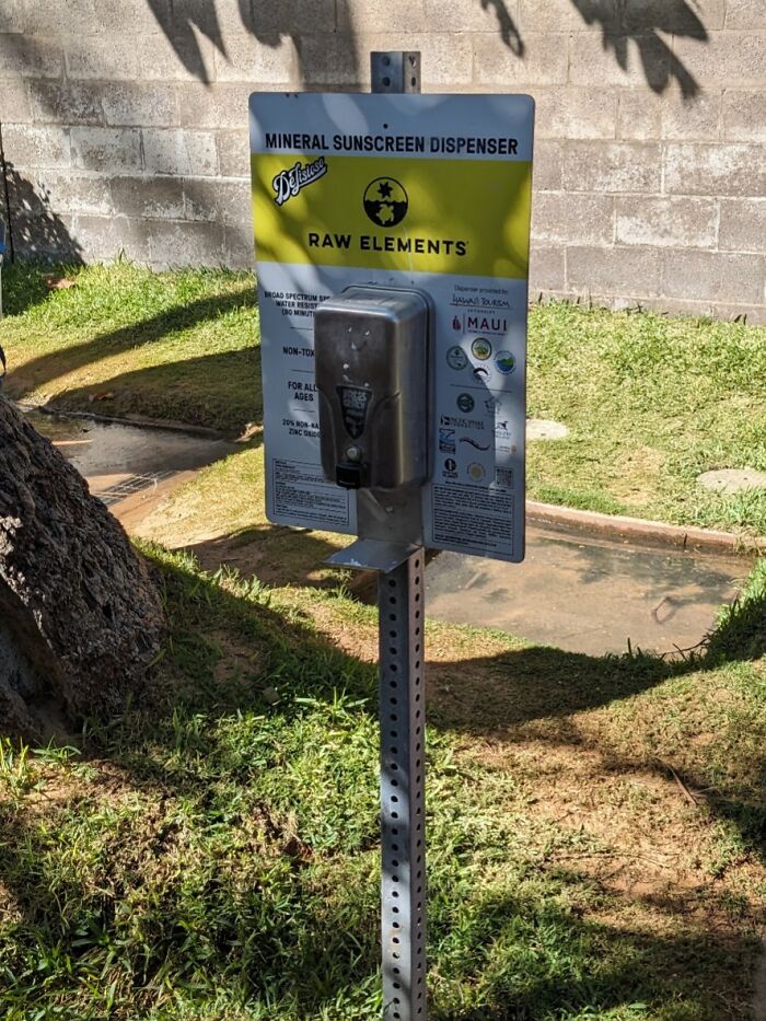 Mineral sunscreen dispenser in a park, an innovative Cities-Genius-Solutions initiative for public skin protection.