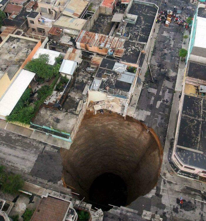 Massive sinkhole in urban area, a bizarre event drawing attention worldwide.