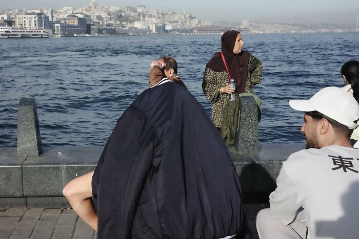 A uniquely timed photo captures street life by the water, highlighting Gökhan Arer's different perspective.