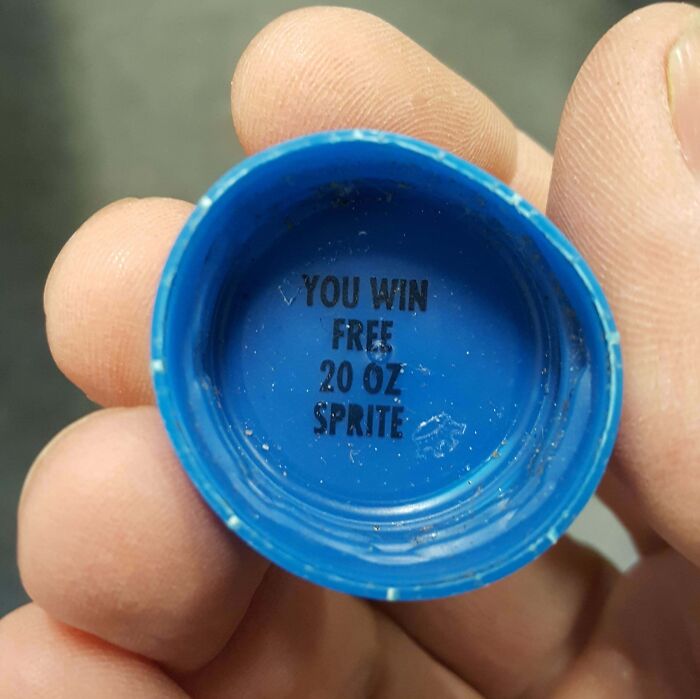 Close-up of a blue bottle cap with a '90s promo winning a free Sprite.