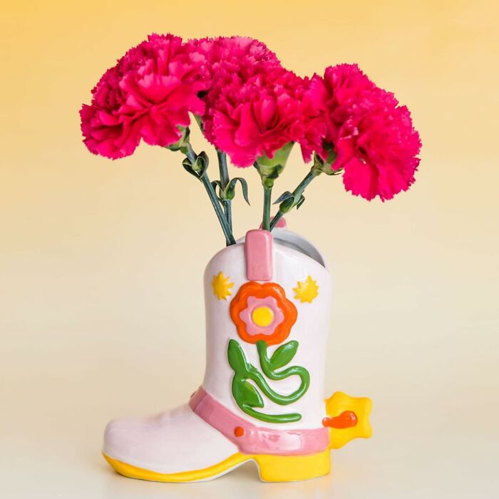 Ceramic boot vase with pink flowers, product from Bando available on Amazon.