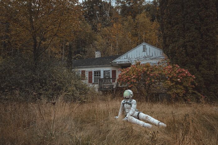 I Travel Around The Country Taking Self-Portraits In An Astronaut Suit