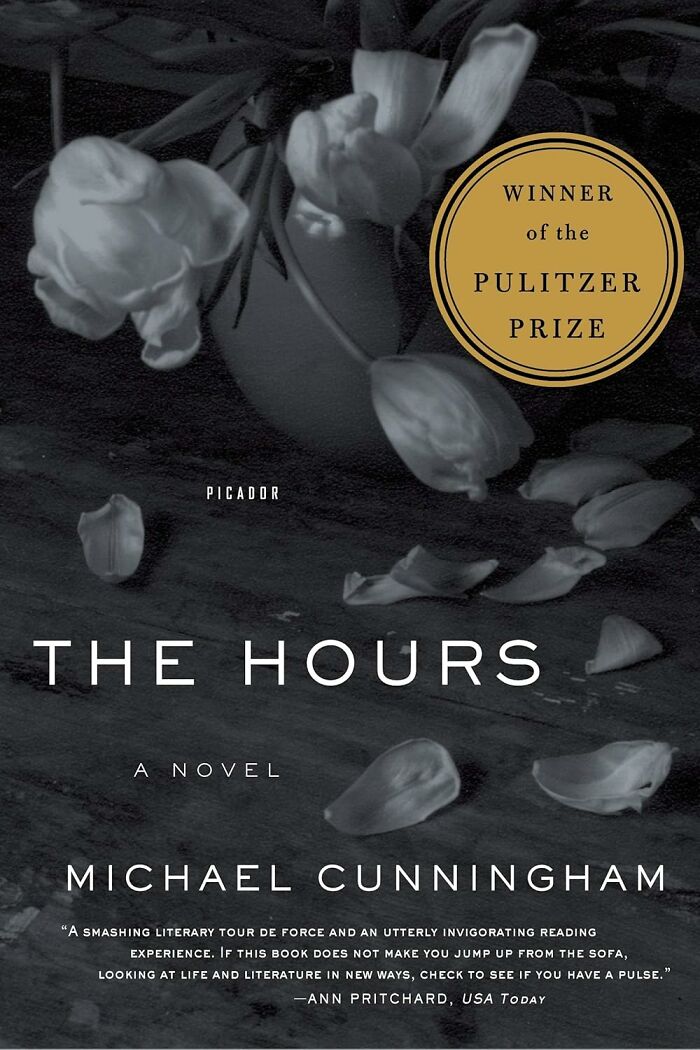 Cover of "The Hours" by Michael Cunningham, featuring tulips and a Pulitzer Prize badge.