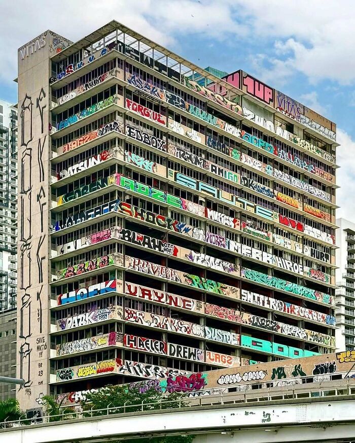 Varios grafiteros se reunieron para rotular este edificio que pronto será demolido en Miami durante Art Basel la semana pasada.