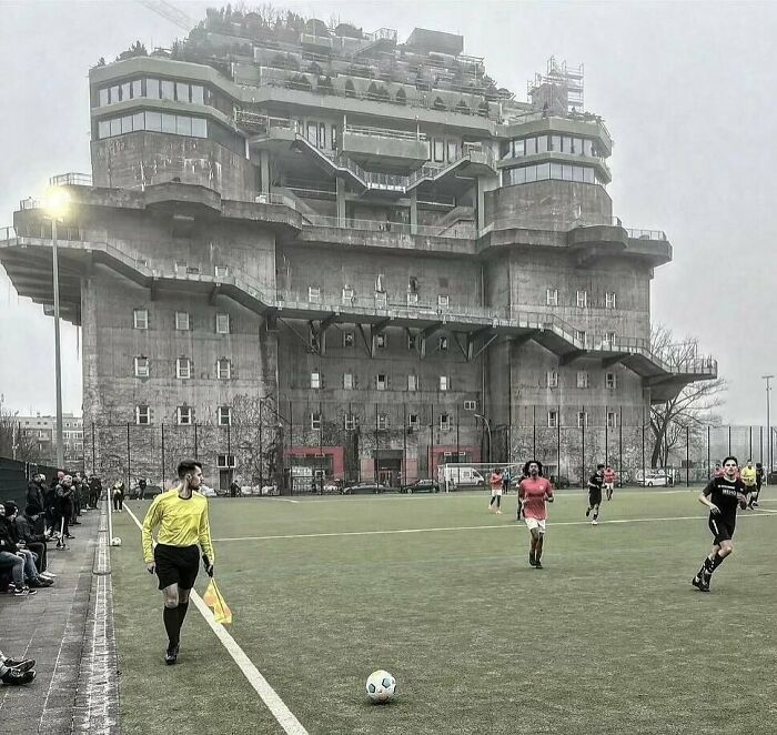 Partidos de fútbol frente a un búnker de la Segunda Guerra Mundial en St. Pauli, Hamburgo