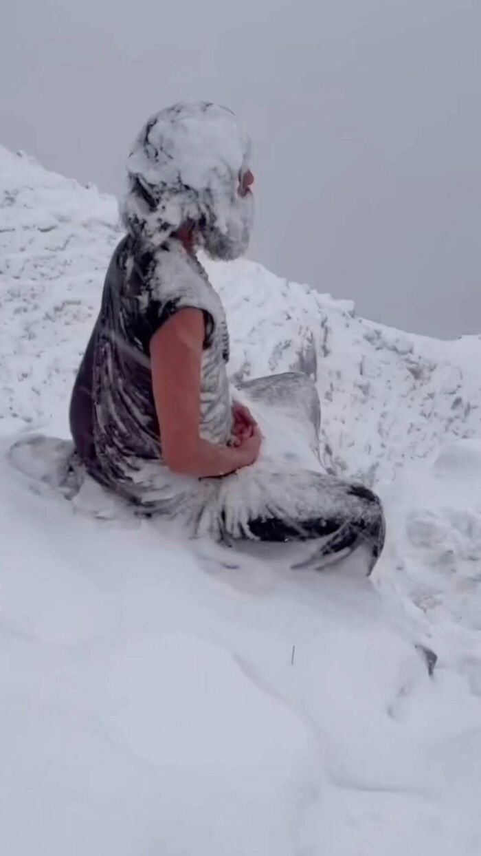 Un monje medita a temperaturas glaciales en el Himalaya