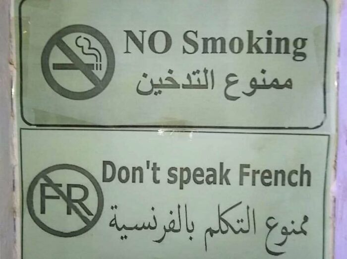 Señal divertida y confusa: prohibido fumar y hablar francés.