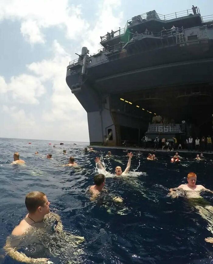 La «llamada a nadar» es una tradición naval que permite a los marineros nadar en mar abierto durante el despliegue de un buque.