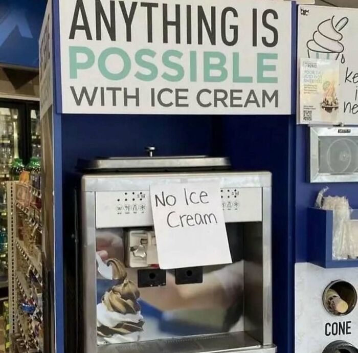 Máquina de helado con carteles contradictorios, creando una situación divertida y confusa.