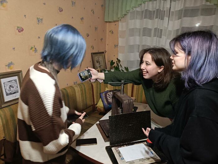 I Invited Students To My Place During The Holidays To Create Linocuts (15 Pics)