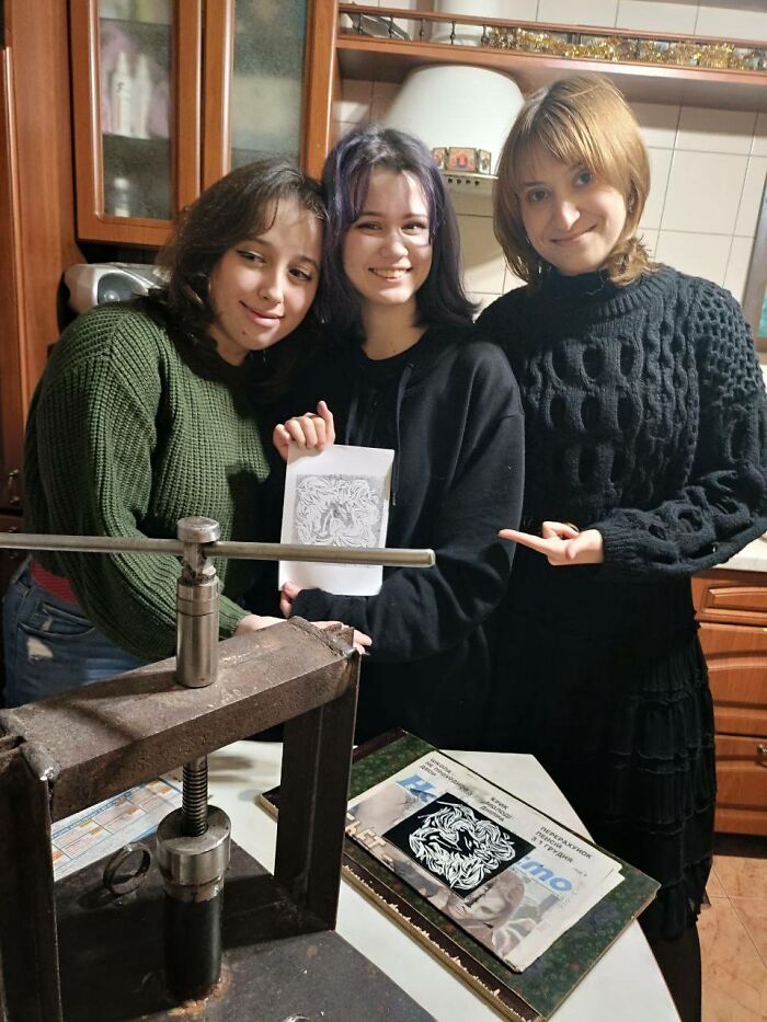 I Invited Students To My Place During The Holidays To Create Linocuts (15 Pics)