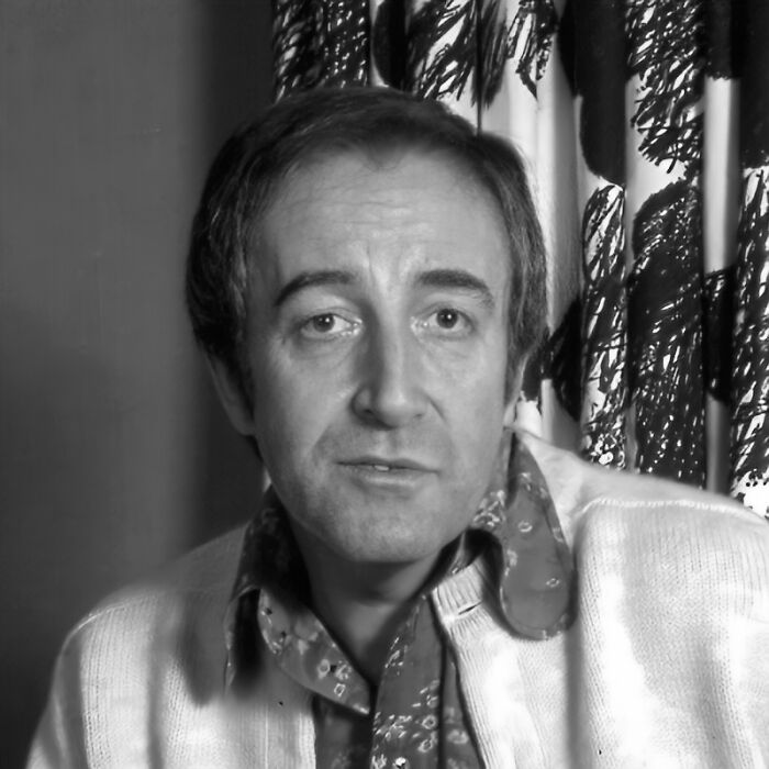 A man in a patterned shirt and light sweater, representing fascinating new facts about the world.