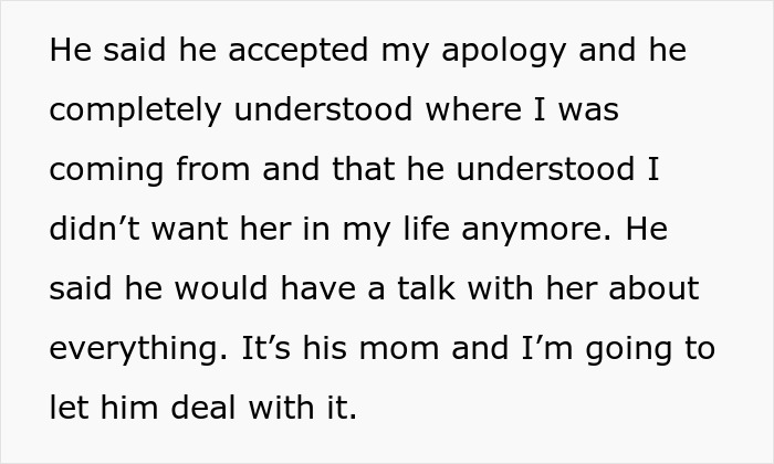 Text screenshot discussing an apology regarding boyfriend's mom at dinner. Text screenshot discussing an apology regarding boyfriend's mom at dinner.