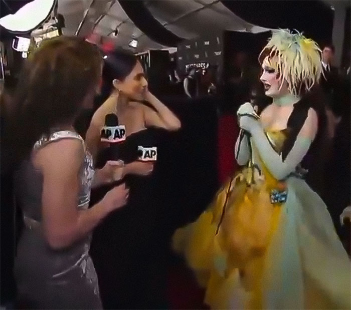 Reporters interviewing Chappell Roan at the Grammys, sparking debate over the snubbing of an R&B legend. Reporters interviewing Chappell Roan at the Grammys, sparking debate over the snubbing of an R&B legend.