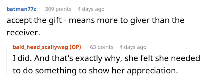 Reddit comments discussing an elderly woman offering $100 to switch seats, highlighting the significance of giving. Reddit comments discussing an elderly woman offering $100 to switch seats, highlighting the significance of giving.
