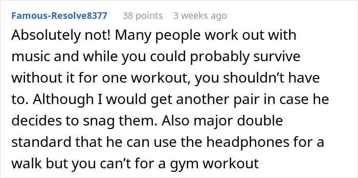 Reddit comment discussing headphones at the gym, highlighting a double standard in their use.