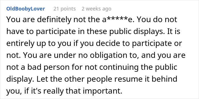 Reddit comment discussing whether not continuing a pay it forward chain is rude.