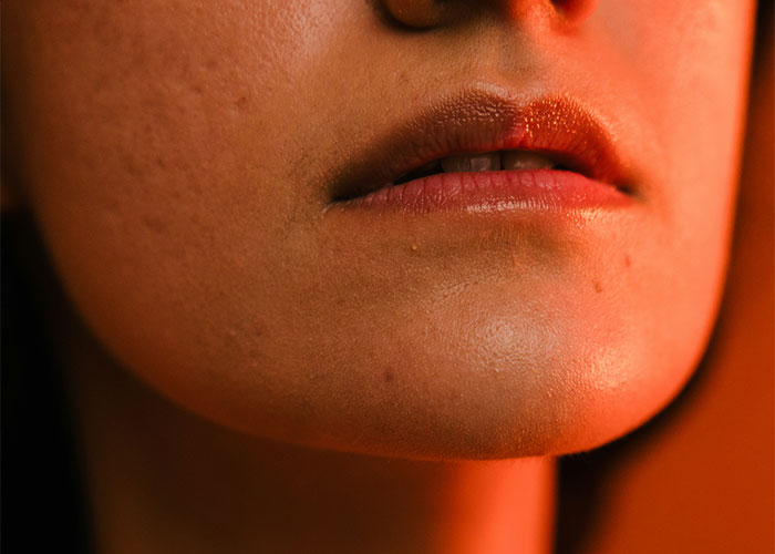 Primer plano de rasgos faciales poco atractivos que para algunas personas resultan atractivos y únicos.