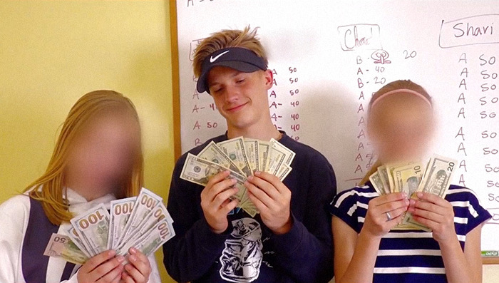Ruby Franke's children holding cash. Ruby Franke's children holding cash.