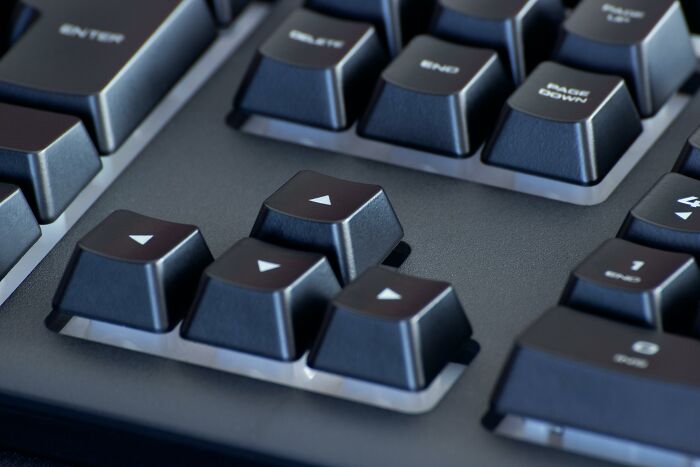 Close-up of computer keyboard arrow keys, symbolizing netizens' discussions on bizarre facts.