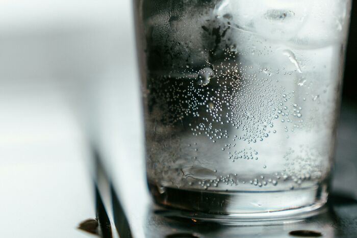 A glass of water with ice and bubbles, reflecting bizarre facts shared by netizens.