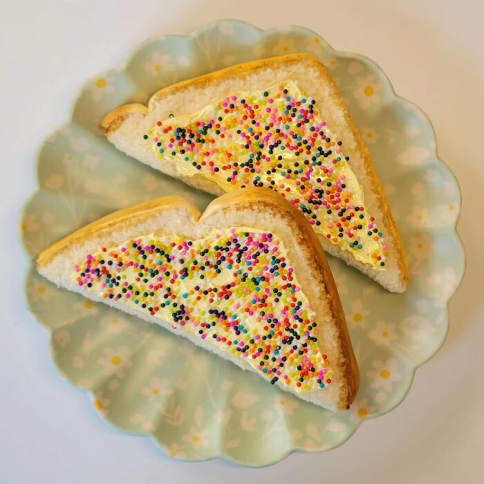 Hyper-realistic embroidered dessert resembling sprinkled toast on a decorative plate.