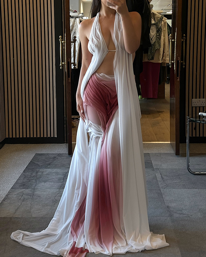 Influencer wearing a white and red "wetlook" dress in a stylish setting. Influencer wearing a white and red "wetlook" dress in a stylish setting.