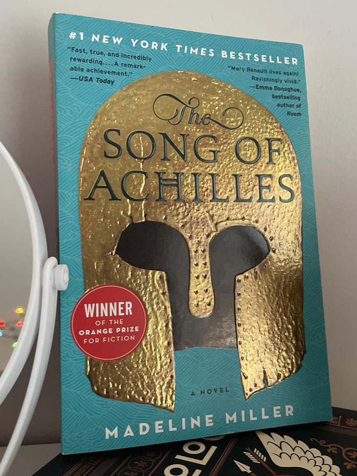 Book cover of "The Song of Achilles" featuring a gold helmet, winner of the Orange Prize for Fiction.