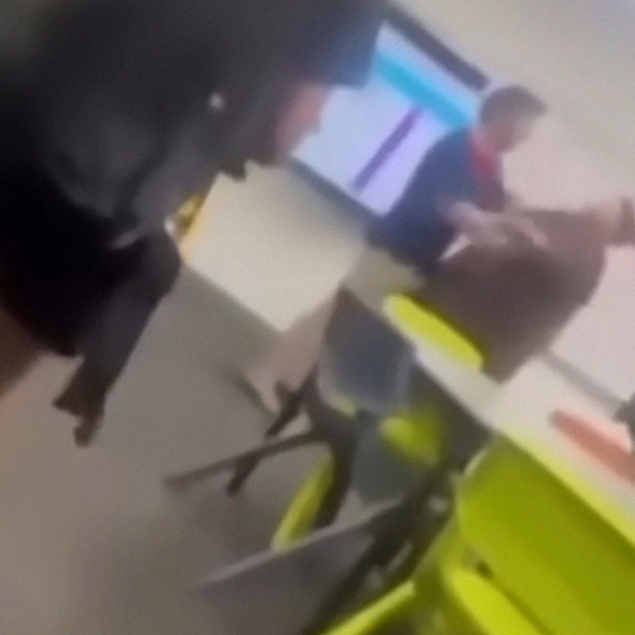 Don't Want To “Bury My Child”: Mass Support For Mom Who Burst Into School To Threaten Bully Don't Want To “Bury My Child”: Mass Support For Mom Who Burst Into School To Threaten Bully