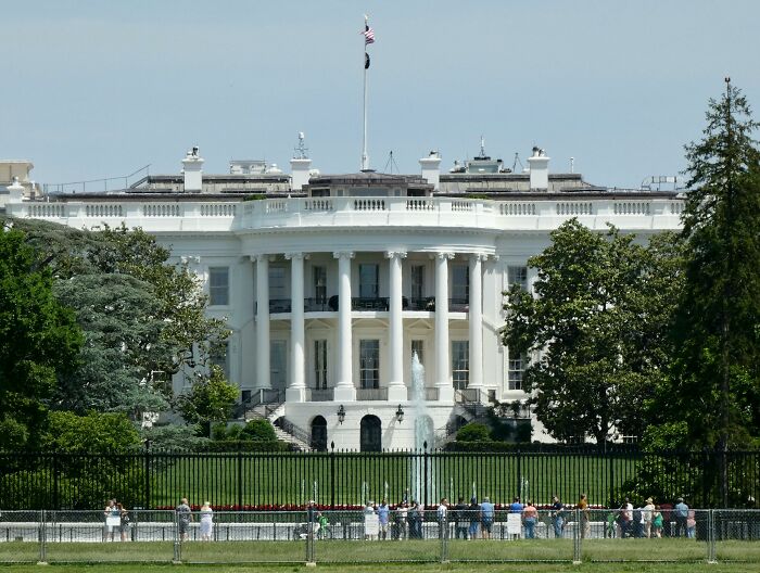 White House surrounded by tourists, symbolizing iconic mic-drop-moments in history.