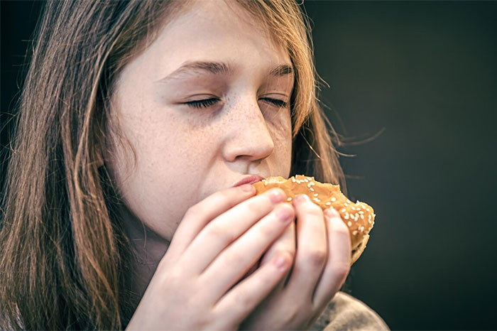 Teen Stops Cooking For Brother’s GF After Her Allergies Magically Keep Changing Teen Stops Cooking For Brother’s GF After Her Allergies Magically Keep Changing