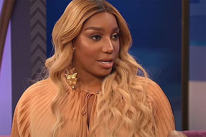 A woman with long blonde hair discusses an experience on a talk show, highlighting encounters with rude celebrities.