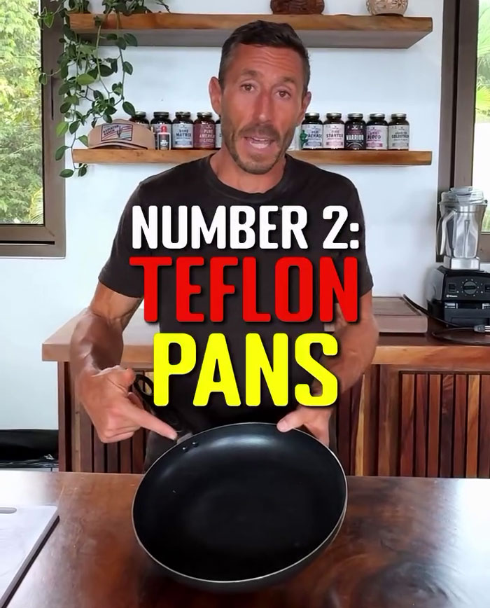 Doctor highlights the toxicity of Teflon pans in the kitchen. Doctor highlights the toxicity of Teflon pans in the kitchen.