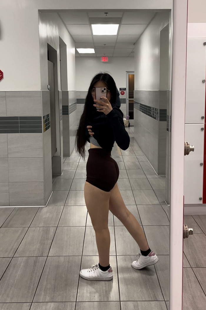 Sara Conde showing weight loss progress in a gym mirror selfie.