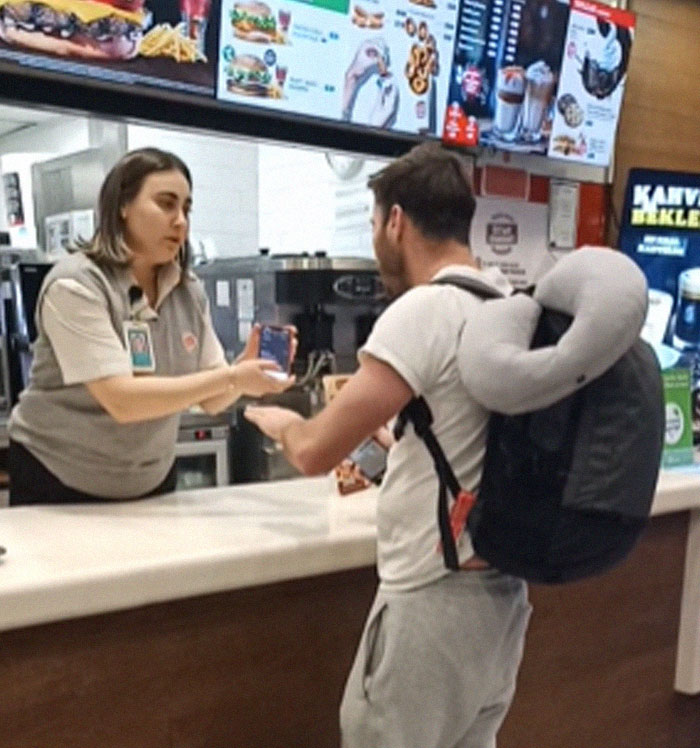 "Hombre discutiendo en un restaurante de comida rápida, representando a los «Karen masculinos»."