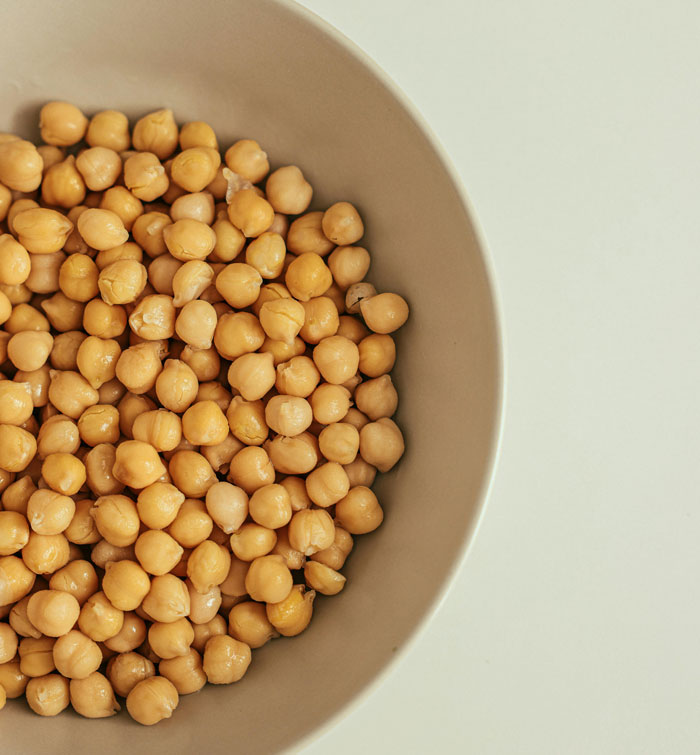 Bowl of chickpeas, a simple ingredient for lazy meals.