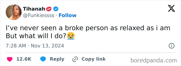 Tweet humorously discussing the laid-back attitude of broke people with an expressive emoji.