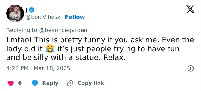 Twitter user comment responding to debate about male tourists groping a female statue, suggesting it's humorous.