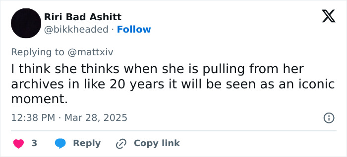 Tweet discussing JoJo Siwa's new shaved rainbow hairstyle, predicting its future iconic status.