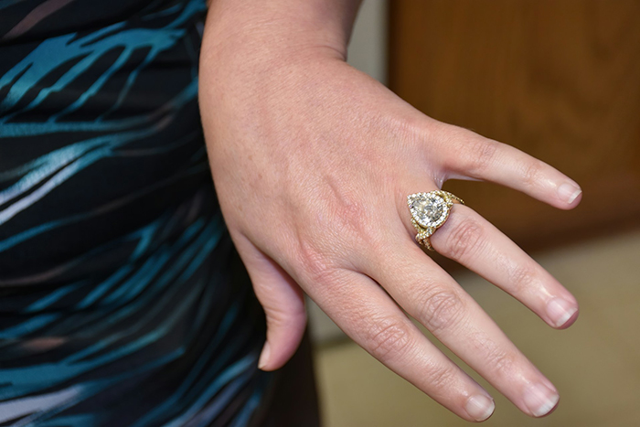 People Are Ready To Shred This Woman For Not Liking Her Engagement Ring, Until They See The Photo