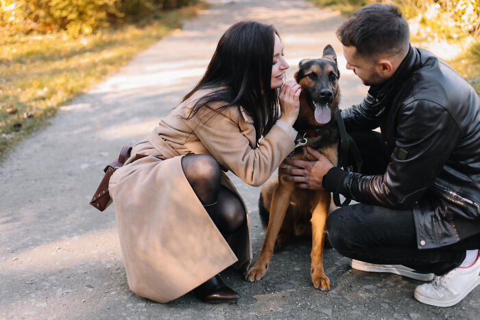 Couple on a first date walk with their dog, showing green flags in their interaction and companionship outdoors.