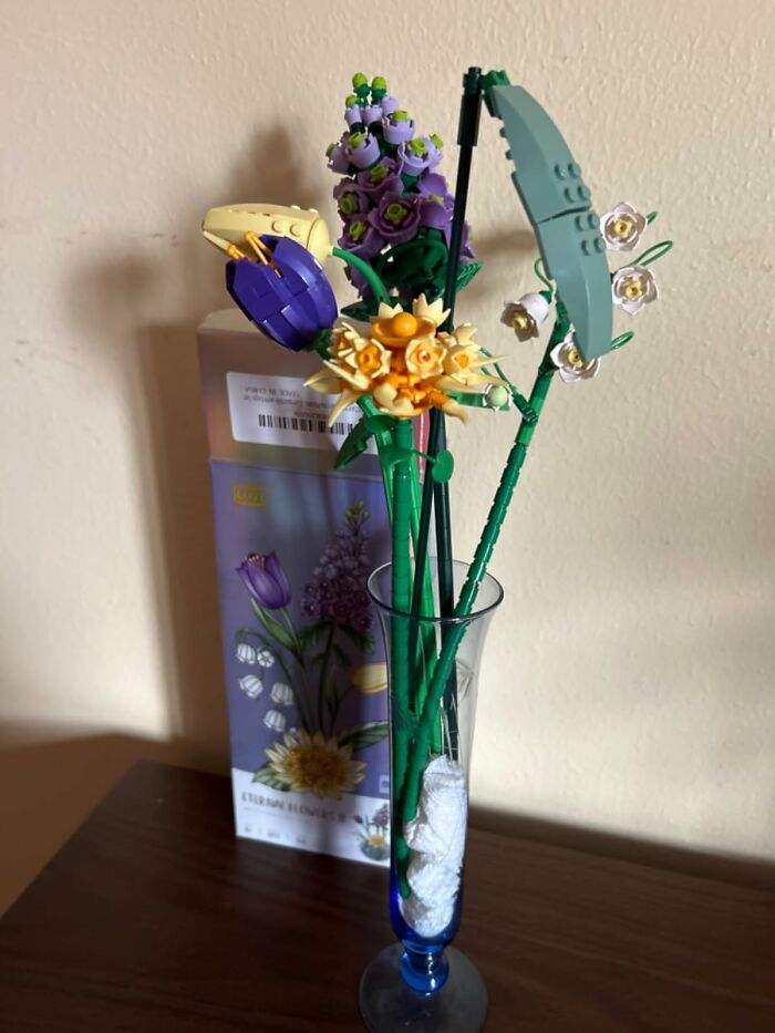 LEGO spring flowers in a vase, showcasing vibrant colors with a box in the background.