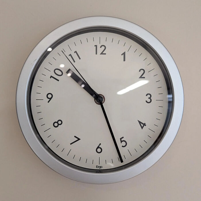 Reloj con las manecillas en una posición inusual.