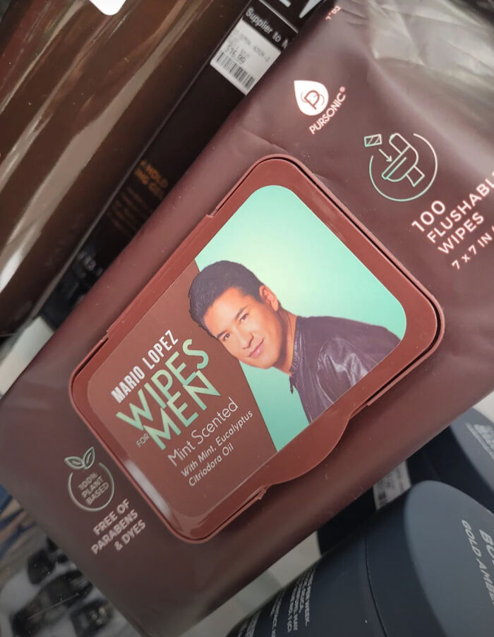 Paquete de toallitas húmedas marrón con imagen en primer plano de un hombre. Texto: "Wipes for Men".